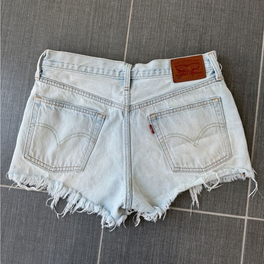 Levi’s mid rise denim shorts - size 28